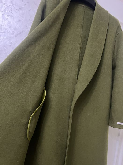 Женское пальто, оливкого цвета.