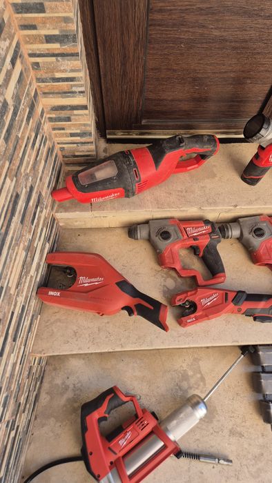 Milwaukee M12 инструменти