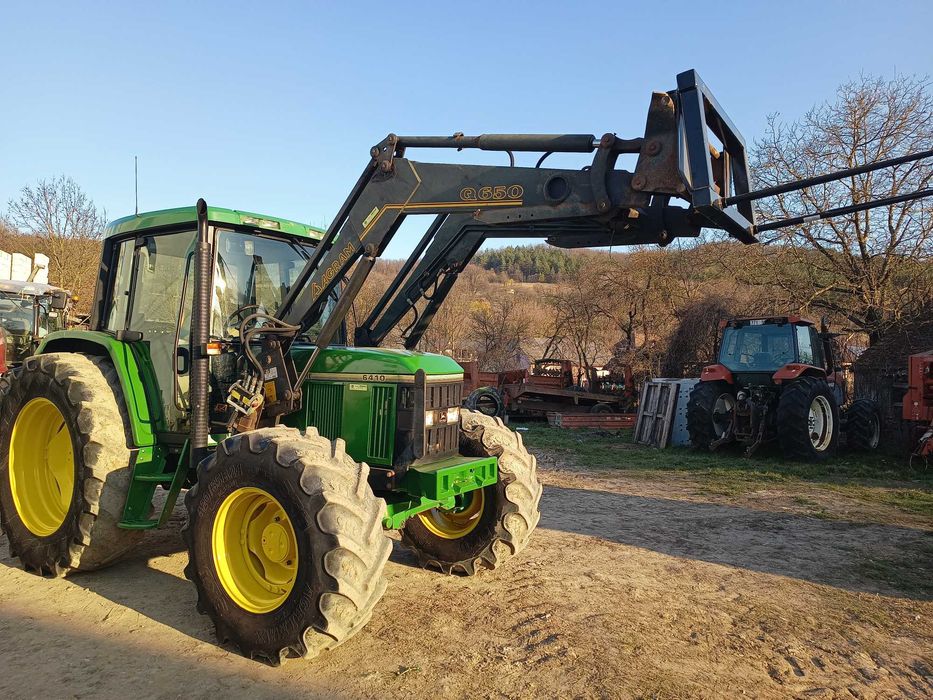 Tractor John Deere cu încărcător frontal