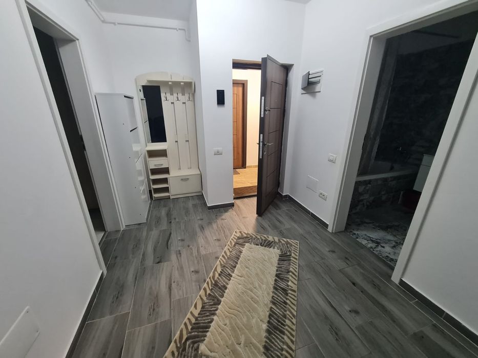 Închiriez apartament cu 3 camere