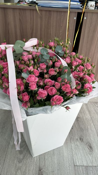 Цветы, букет кустовые розы свежие