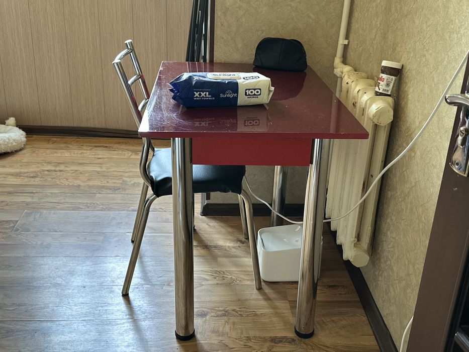 Стол с двумя стульями