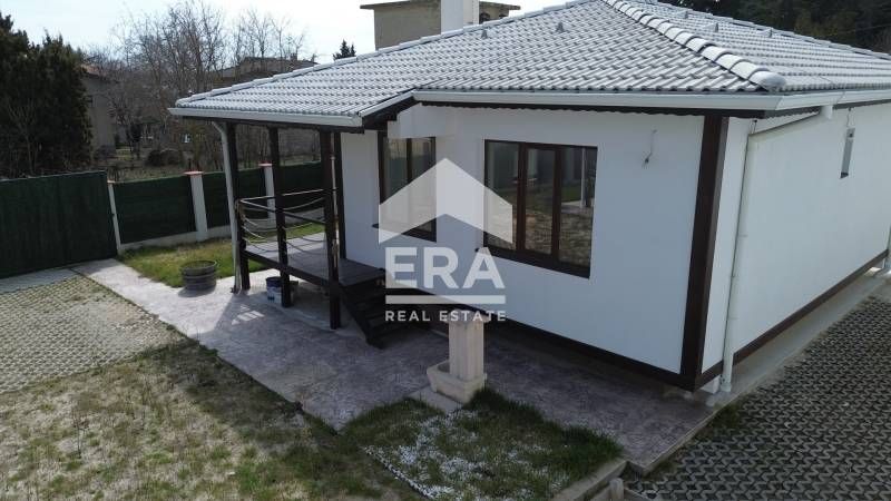 Двуетажна новопостроена къща за продажба, с двор, в м-т Ален мак, Варн