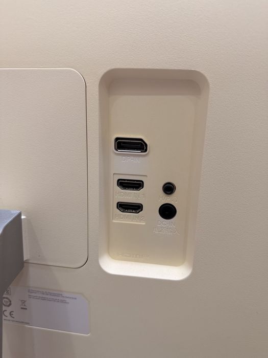 Продавам 4K 32” монитор LG