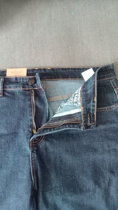 Джинсы новые. Размера 32 , 33