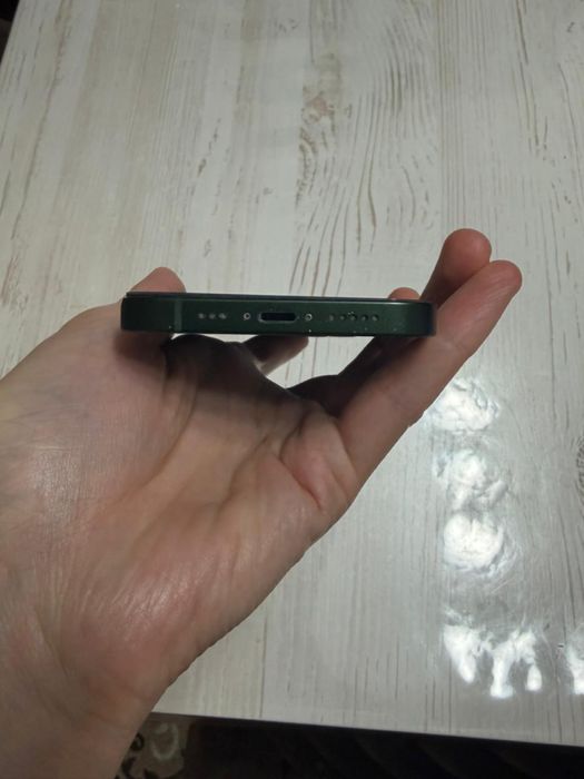 IPhone 13 в цвете хаки