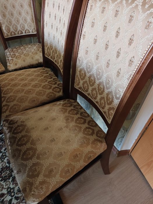 Продается стол со стульями почти новый.