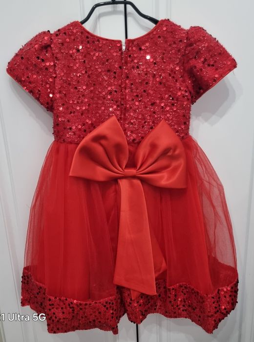 Продам платье красное с пайетками детское