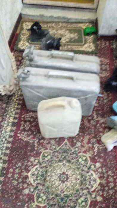 Продается посуды ,зеркала , канистры .