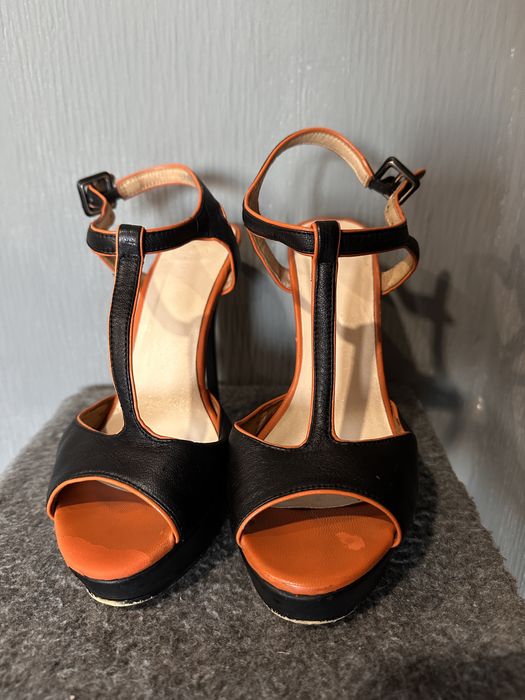 Босоножки с Т образным ремешком