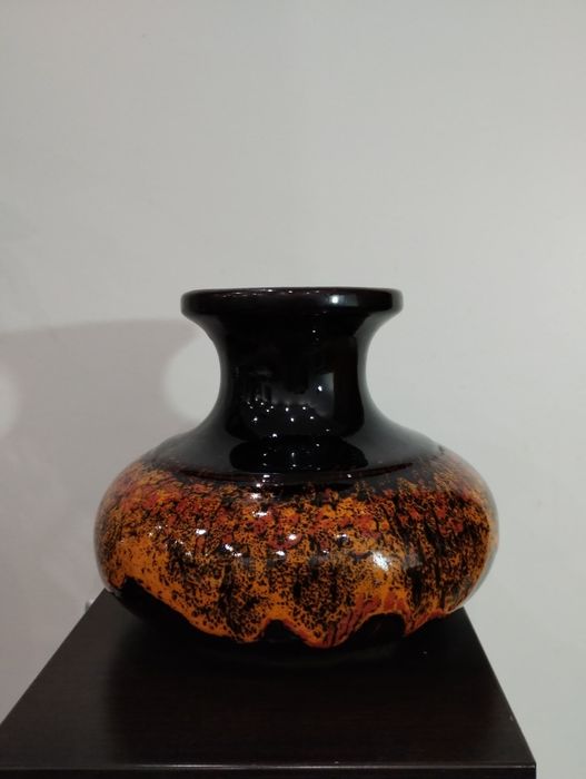 Изключително красива ваза керамика.