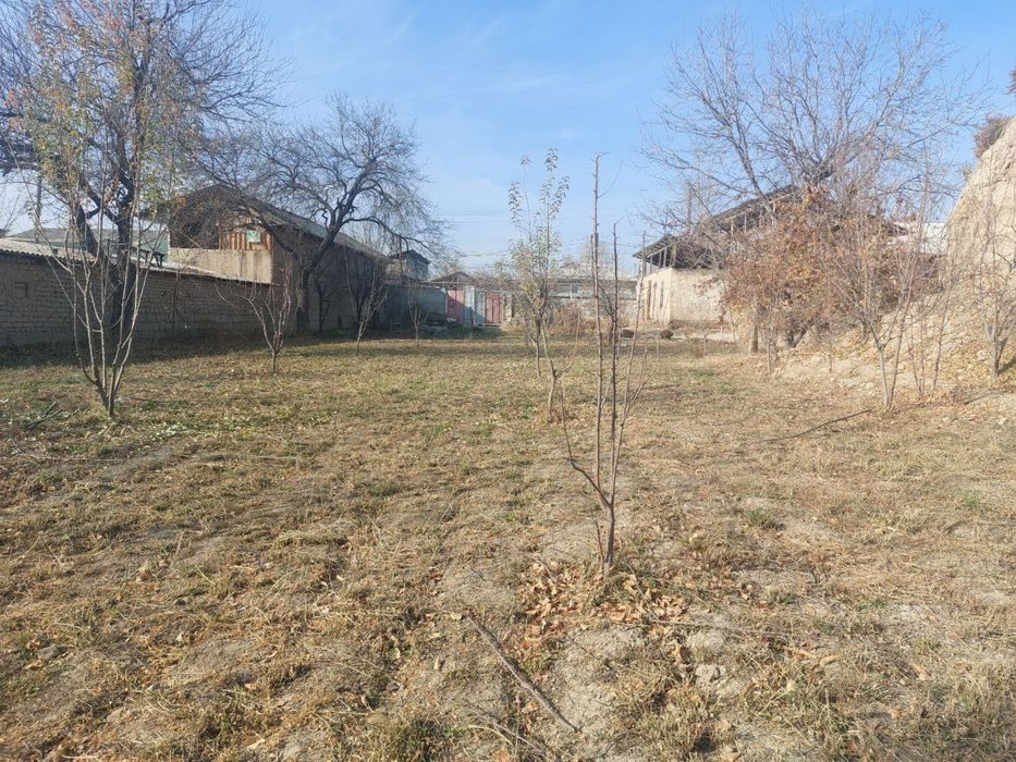 15+ сотих ховли участка сотилади. Махаллани юрагида жойлашган.