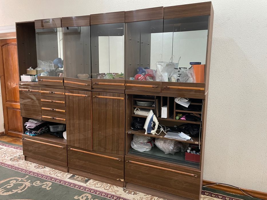 Стенка сотилади. Серванд продается. Самовывоз.