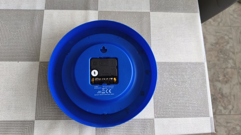 Продавам стенен часовник за детска стая с миньони