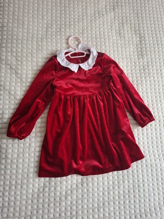 Червена рокля с яка