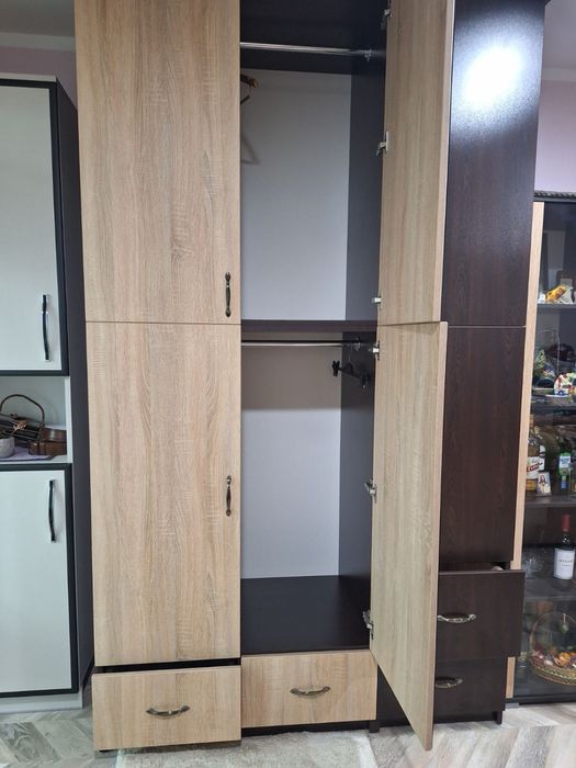 Голям трикрилен гардероб с огледало