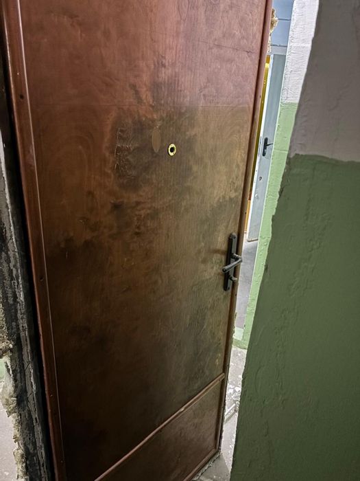 Продам входную дверь.