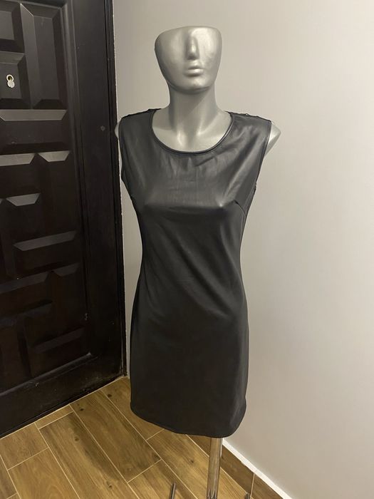 Кожена рокля с гол гръб