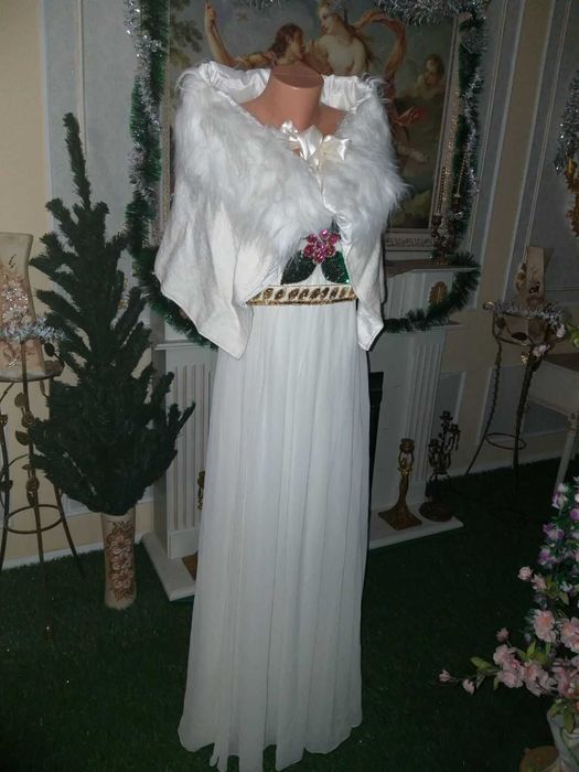 Rochia este noua  și  lungă