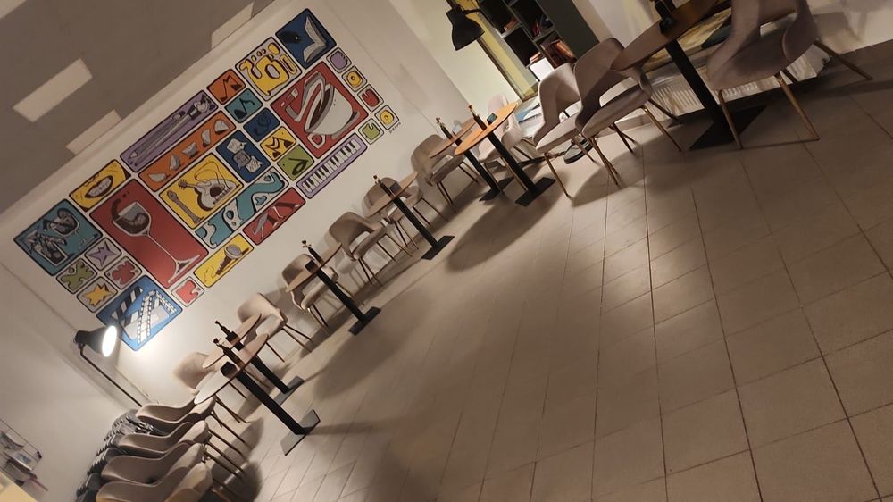 20 scaune gri comode