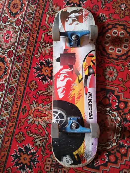 Скейтборд в достаточно хорошем состоянии