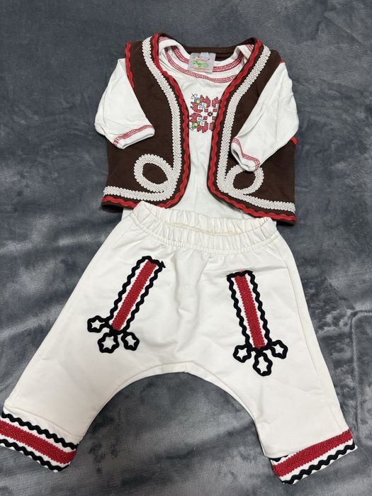 Много запазено костюмче подходящо за изписване .