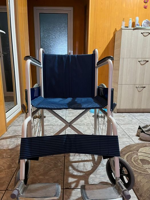 Vând cărucior și cadru pentru persoane cu dizabilități