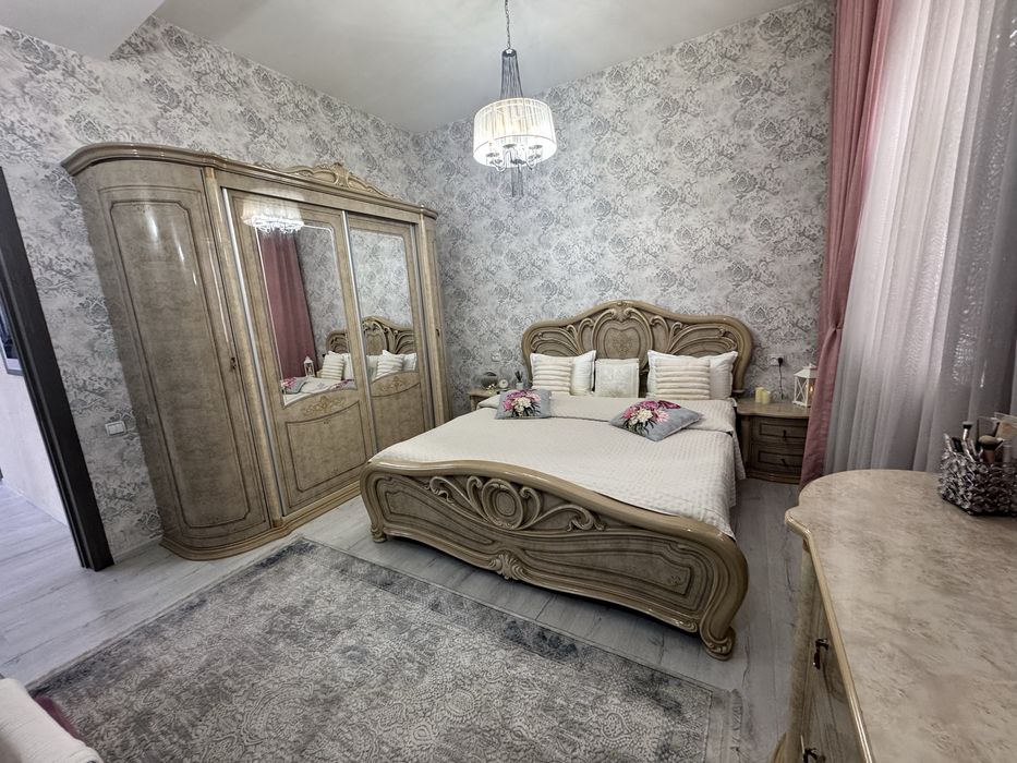 Продается итальянский гарнитур .