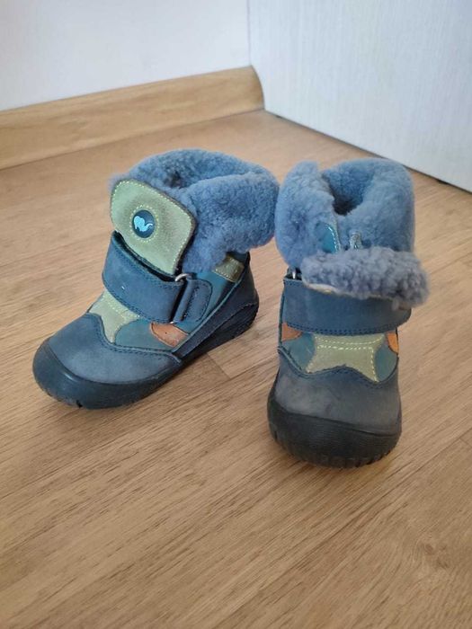 Детские зимние ботинки разные