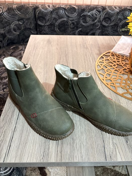 Продавам  боти нови