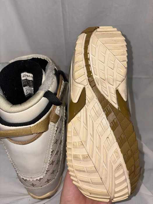 Boots snowboard fete Crazy Creek si Burton