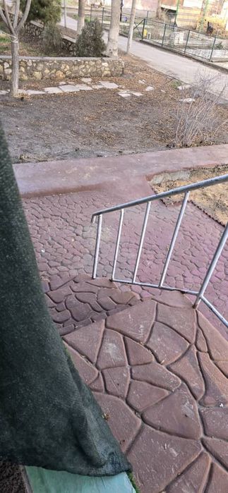 Продам 2х комнотную квартиру на 1-вом этаже с подвалом и трассой.