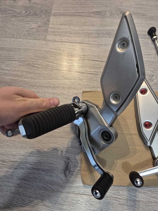 Scărițe Yamaha FZ1 cu pedale schimbător și frână în stare excelentă