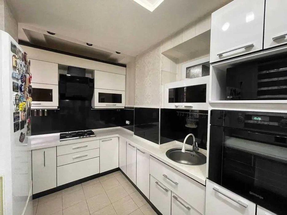 Сдается большая 3/3/4 квартира в центре города м.Ойбек кирпич