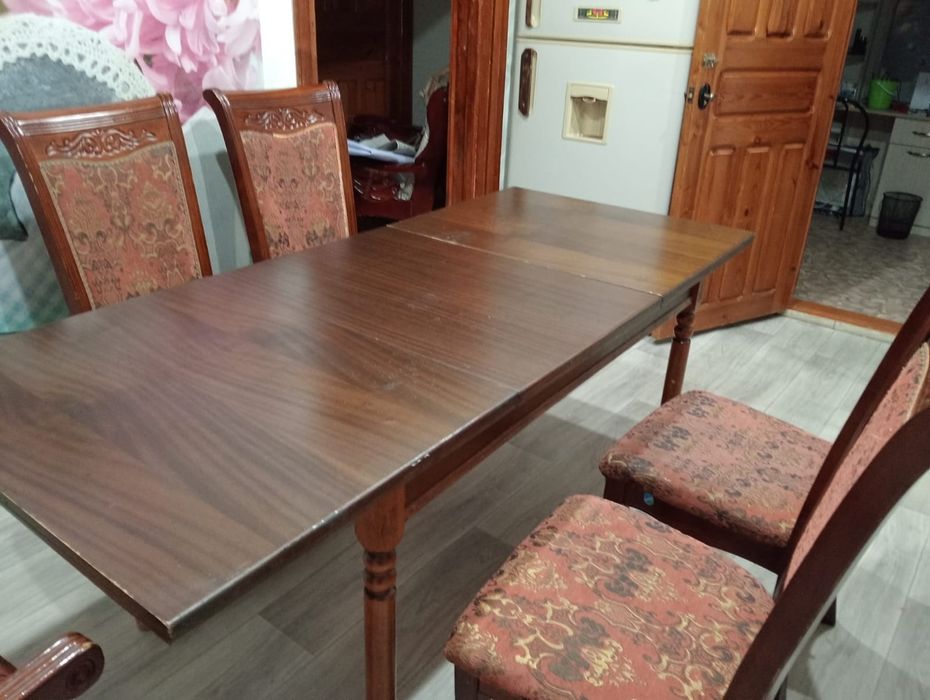 Срочно продам стол и стулья вместе.