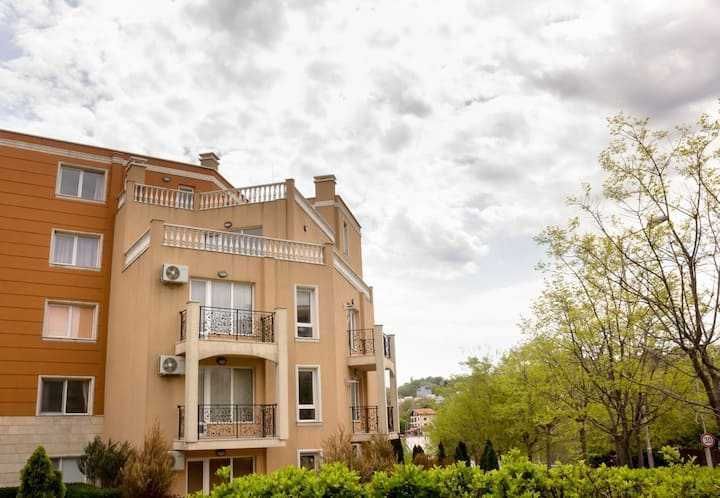 Дава се под наем Двустаен апартамент в Варна, Бизнес хотел - 60 кв.м за 306 € - Снимка #2