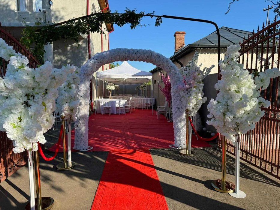 Arcade florale diferite modele stâlpișori covor roșu.