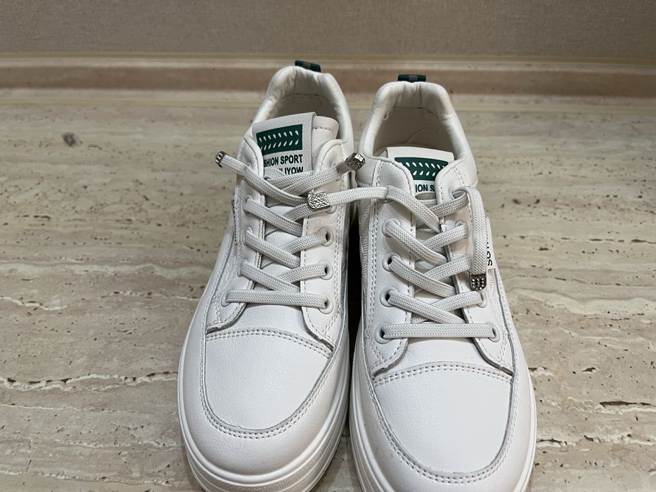 Белые кроссовки для девочки