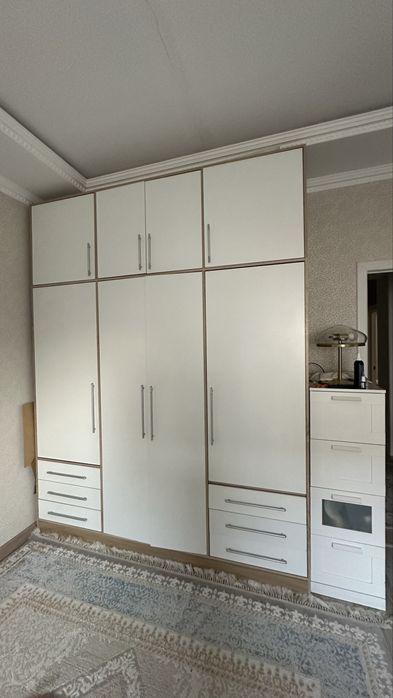 Большой белый шкаф