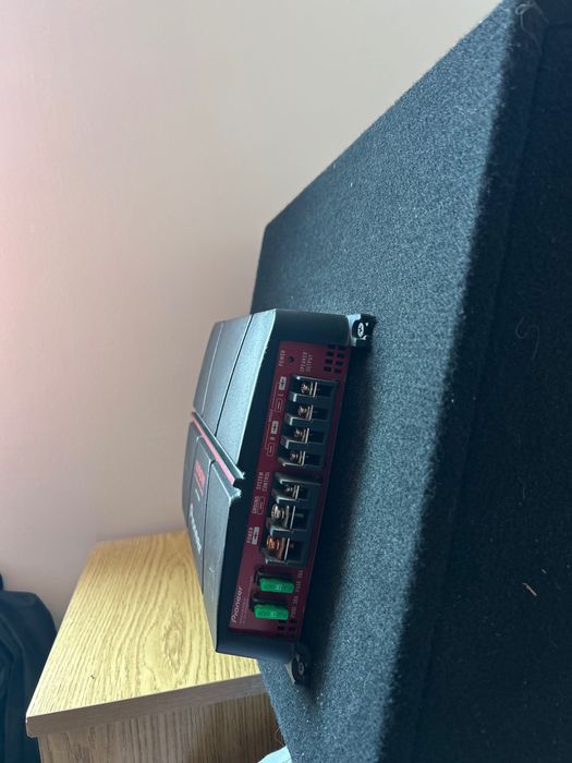 Продавам Бас Каса+ Кабелите+ Усилвател като нов е използван е 2/3 месеца нищо му няма усилватела е 1000 wt бас касата 1200 wt