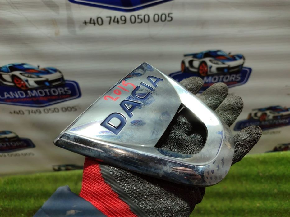 EMBLEMA / LOGO FATA DACIA DUSTER 1.5 DIESEL 2015 / SUV 5 USI COD OEM 628900520R / 2013-2017