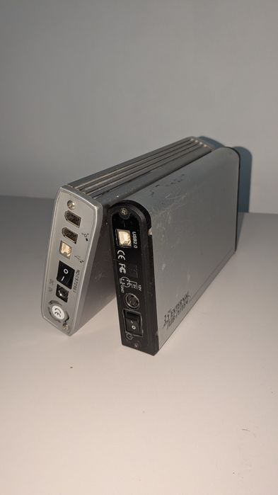 Vând  4 carcase externe din aluminiu pentru hard disk-uri