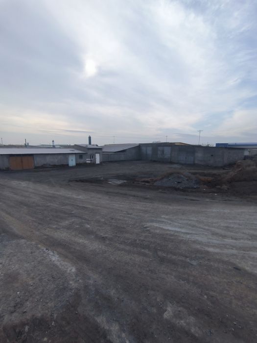 Темир йоли мавжуд склад  йер майдони бн сотилади йоки обмен килинади !