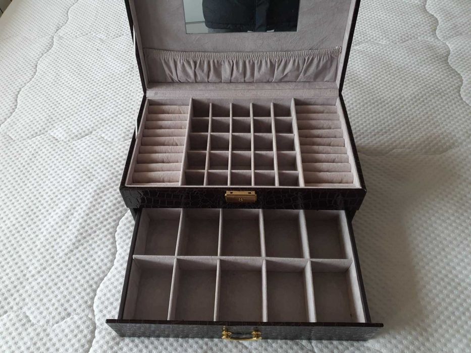 Кутия за бижута и часовници