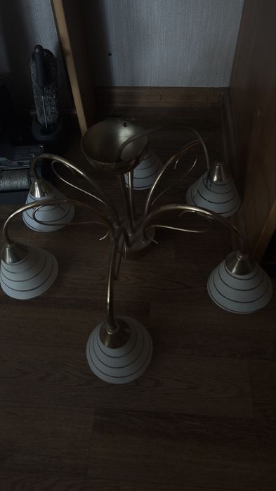 Продам люстру рабочая с лампочками