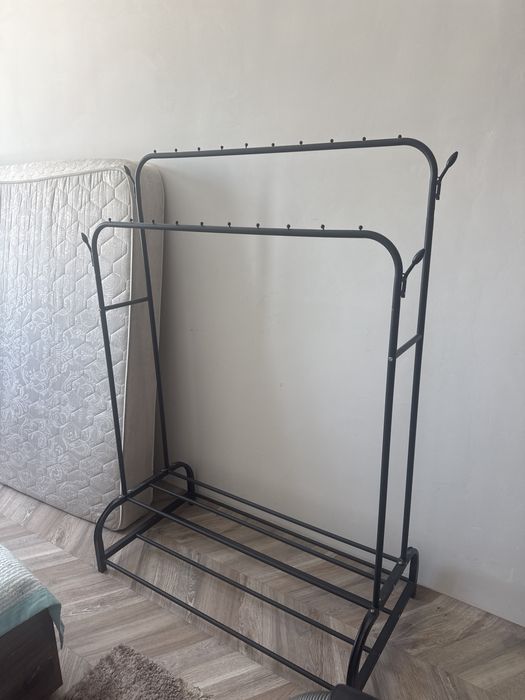 Продам вешалку передвижную