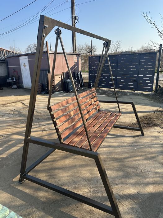 Balansoar metalic de gradină - demontabil, rezistent și design modern