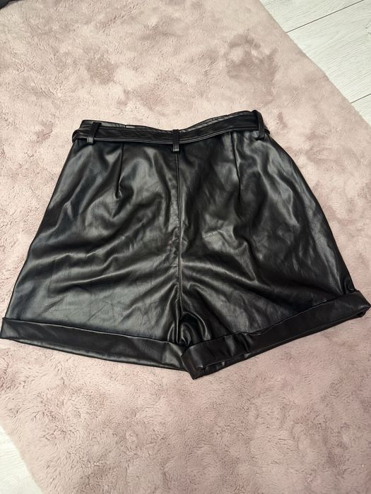 Къси кожени панталони с колан