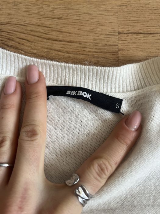 Жилетка с бродирани цвета BikBok