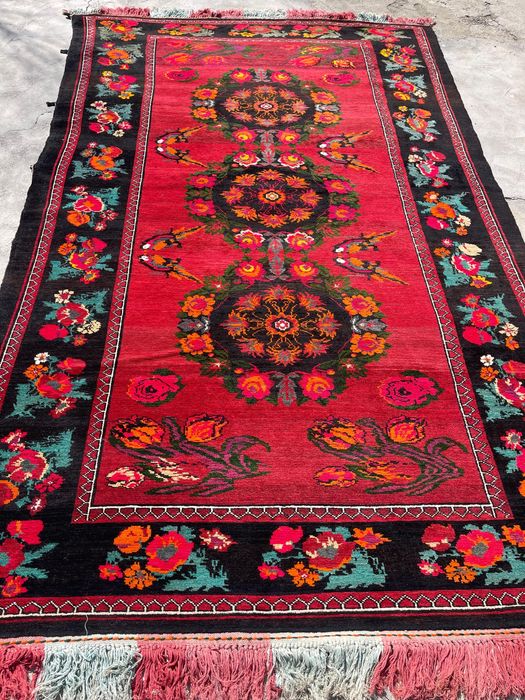 Қол кілем сатылады